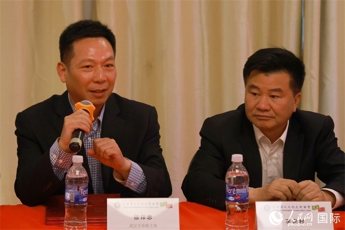 武漢市僑聯主席徐祥忠（左）在座談會上致辭。人民網記者 陳海琪攝