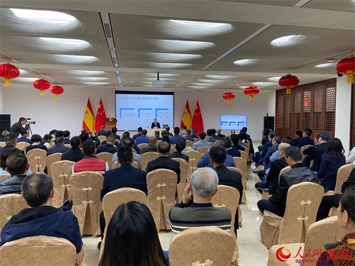 季奕鴻律師主講法律知識。人民網(wǎng)記者 范劍青攝