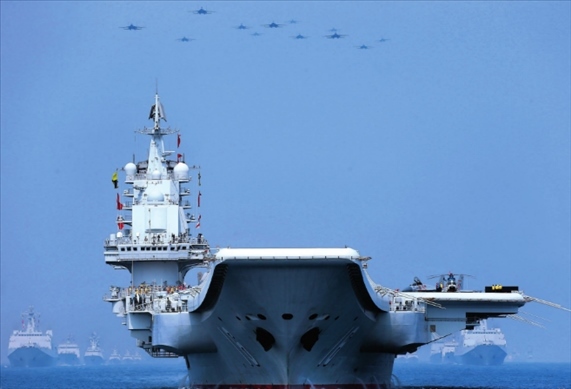 制空作戰(zhàn)梯隊(duì)飛越航母編隊(duì)上空（2018年攝）。 張雷攝