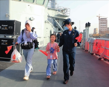 海軍軍艦赴蘇丹緊急撤離我在蘇丹人員。圖為海軍官兵帶領(lǐng)同胞登艦（2023年4月26日攝）。丁家興攝