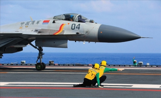 遼寧艦起飛助理作出放飛手勢(shì)，殲-15艦載戰(zhàn)斗機(jī)起飛（2020年4月攝）。張凱攝