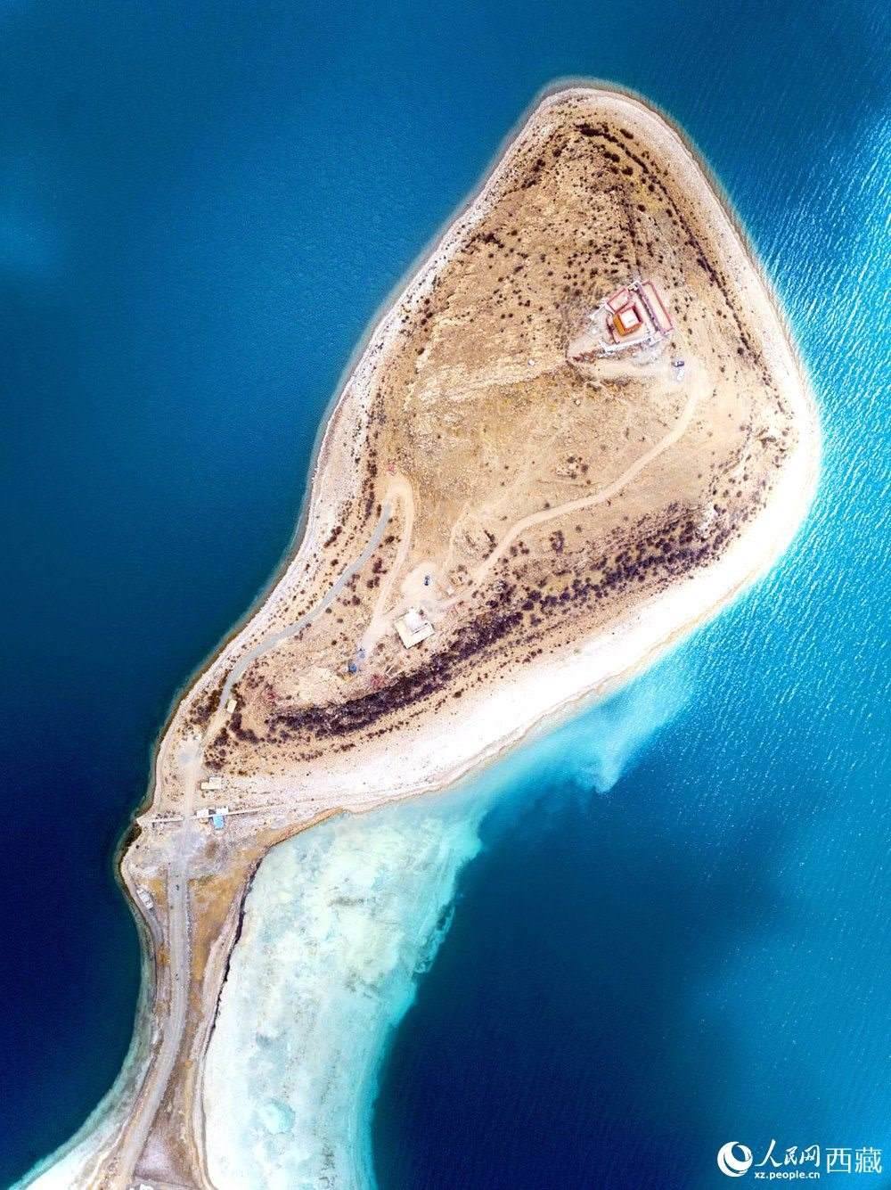 無人機(jī)視角下的西藏羊卓雍錯(cuò)日托寺風(fēng)光。人民網(wǎng)記者 次仁羅布攝