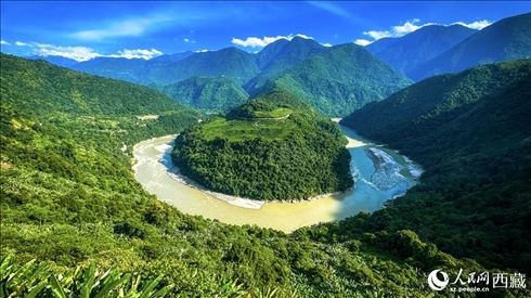 風(fēng)景秀麗、植被繁茂的西藏林芝市墨脫縣果果塘大拐彎。人民網(wǎng)記者 次仁羅布攝
