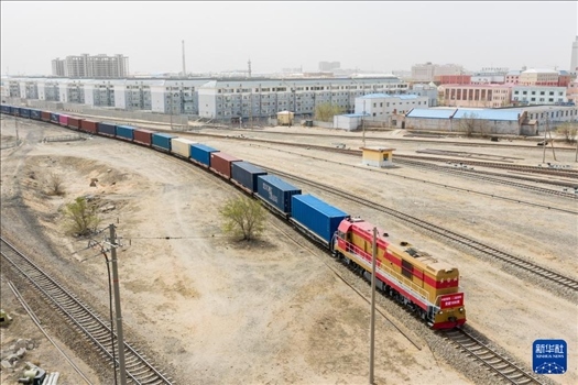 4月21日，中歐班列緩緩駛出二連浩特鐵路口岸（無(wú)人機(jī)照片）。 新華社發(fā)（張海峰攝）