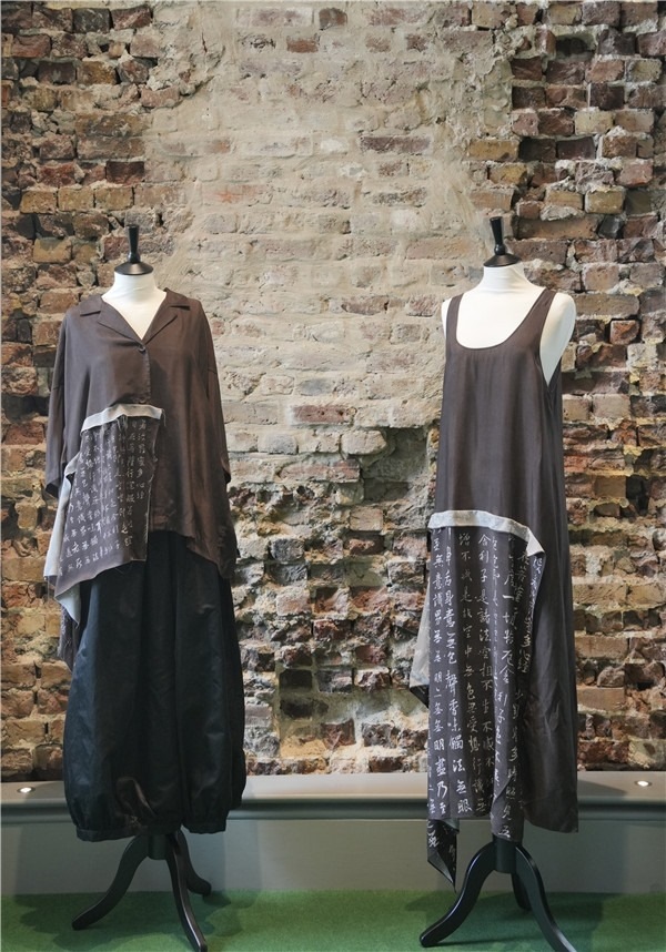 展覽展示的以中國文字為創(chuàng)作靈感的服裝《心經(jīng)》。主辦方供圖