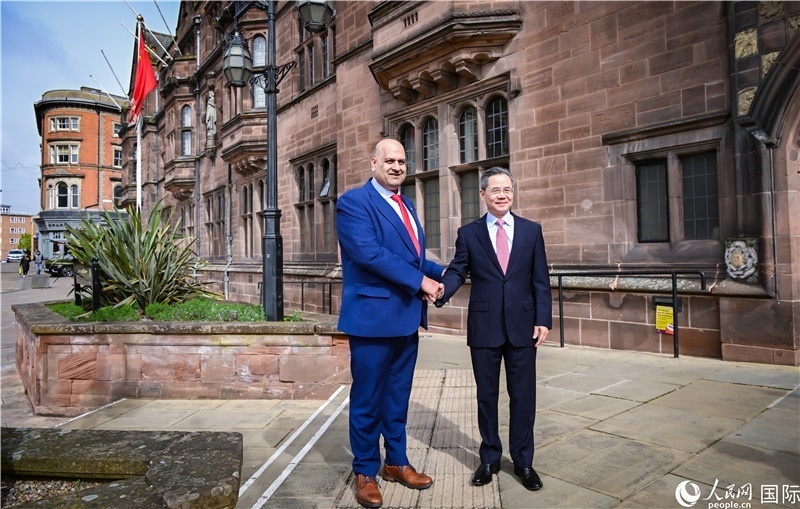 圖為中國駐英國大使鄭澤光在考文垂市政廳會(huì)見現(xiàn)場(chǎng)。人民網(wǎng) 郭錦標(biāo)攝