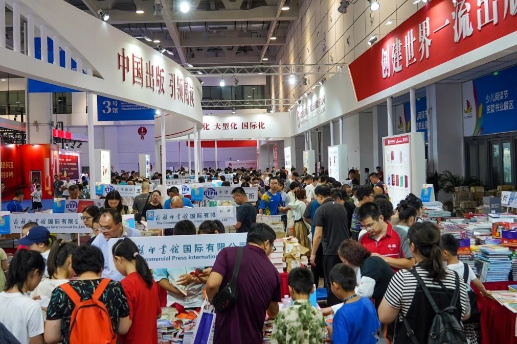 2023年7月31日，在第31屆全國(guó)圖書交易博覽會(huì)上，讀者在閱覽選購(gòu)新書。新華社記者 朱崢 攝