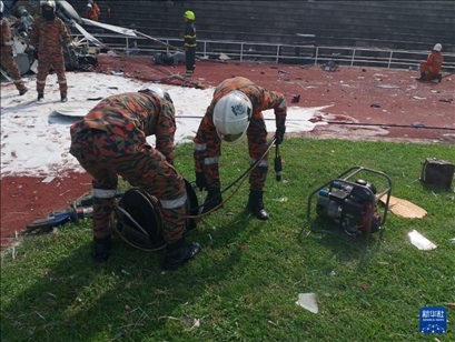 4月23日，救援人員在馬來西亞霹靂州的直升機(jī)墜毀現(xiàn)場救援。新華社發(fā)（馬來西亞消防拯救局供圖）