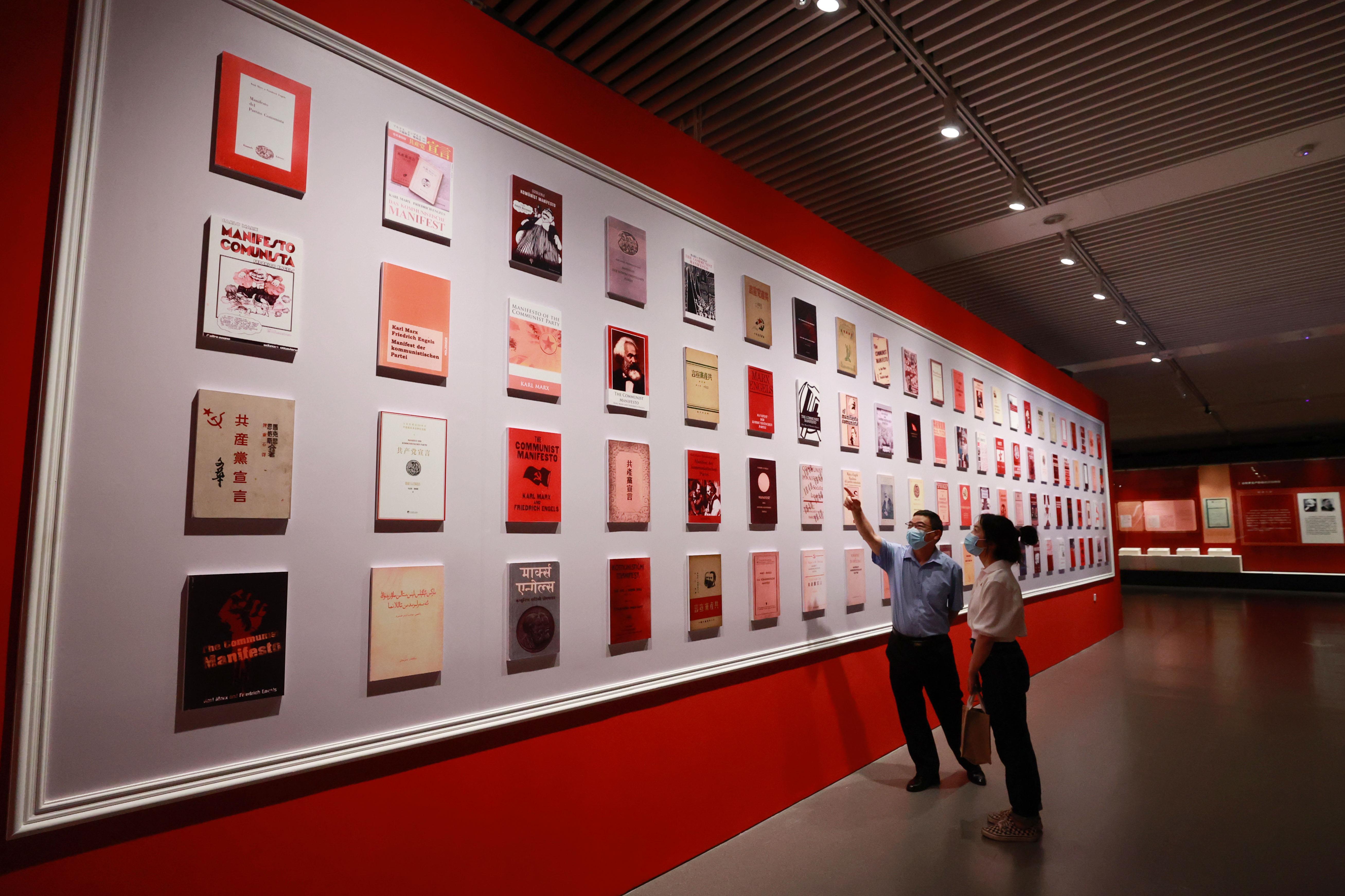 △2021年8月5日，觀眾在國家圖書館觀看不同版本的《共產(chǎn)黨宣言》。