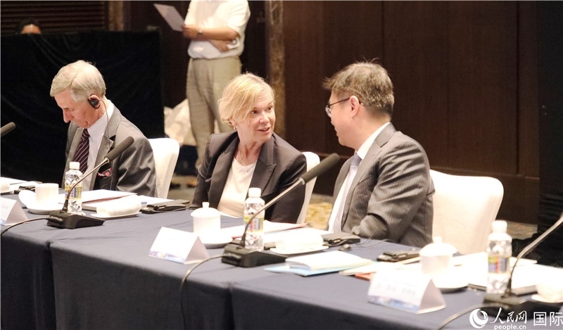 宣介會上，中外官員親切交談。人民網(wǎng)記者趙益普攝