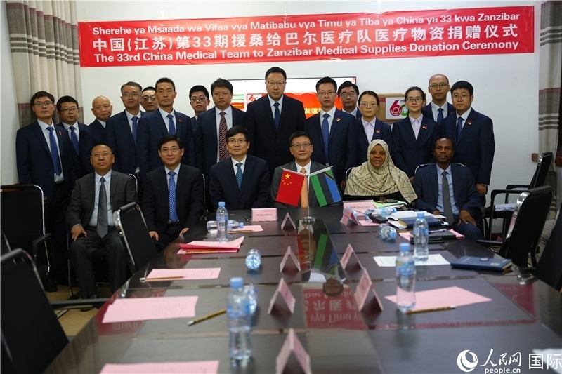 中非雙方代表及醫(yī)療隊(duì)在捐贈(zèng)現(xiàn)場合影。中國援桑醫(yī)療隊(duì)供圖