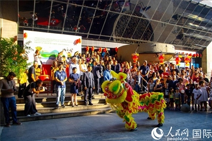 巴西民眾在里約天文館前觀看舞獅表演。四川省文化和旅游廳供圖。