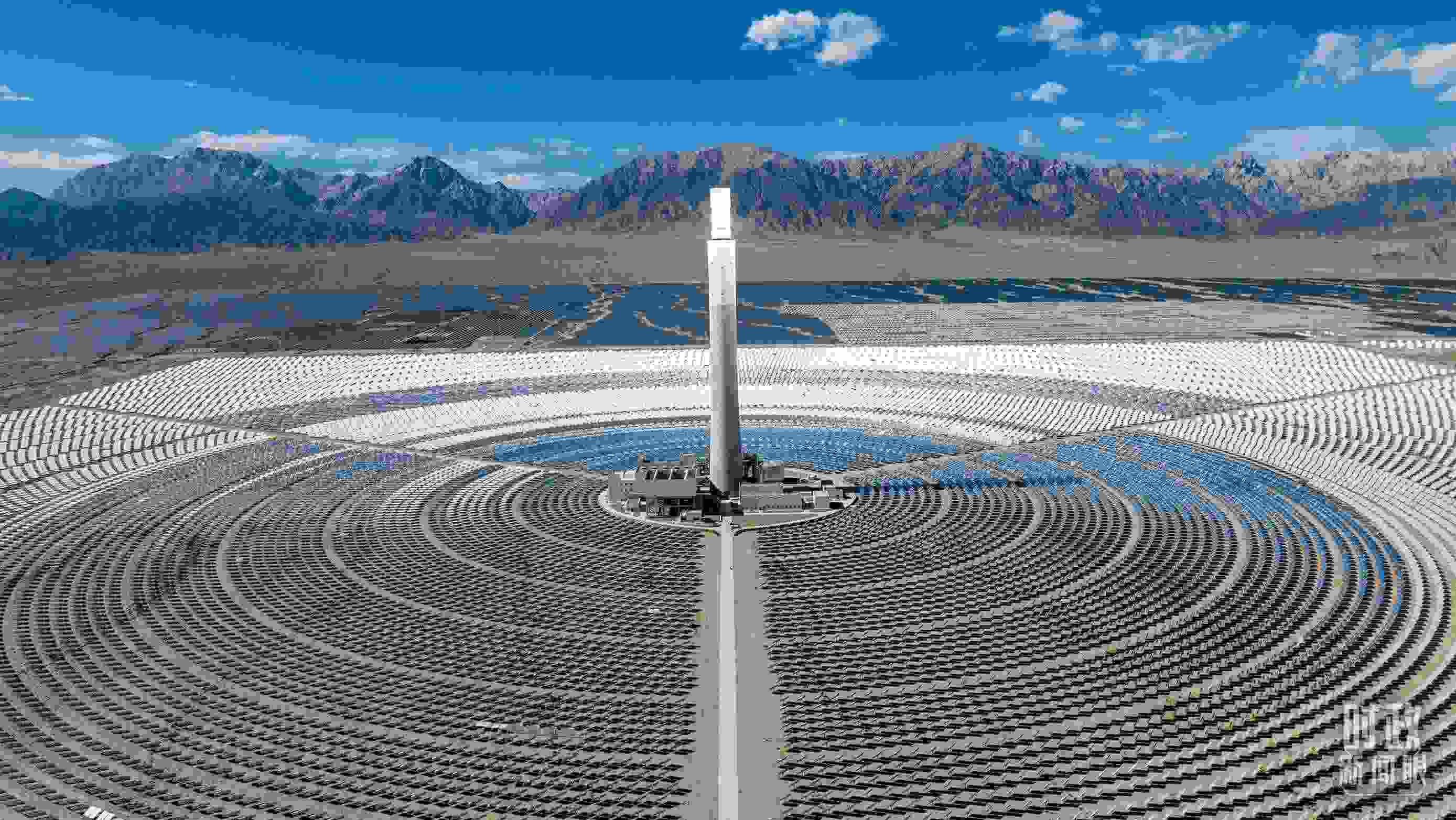 △青海海西德令哈塔式熔鹽儲(chǔ)能光熱發(fā)電廠。（圖/視覺中國(guó)）