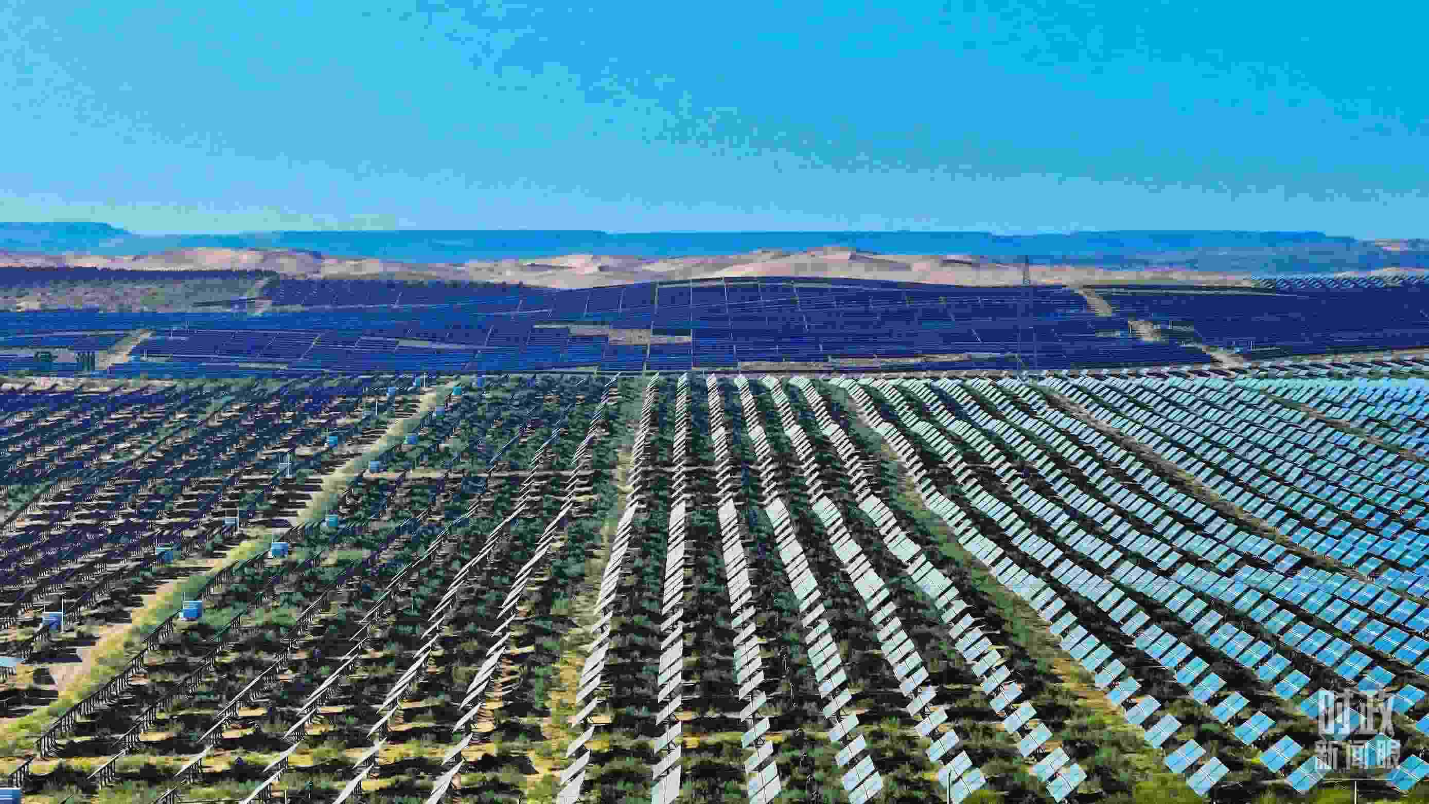 △內(nèi)蒙古鄂爾多斯，庫布其沙漠新能源基地。（圖/視覺中國(guó)）