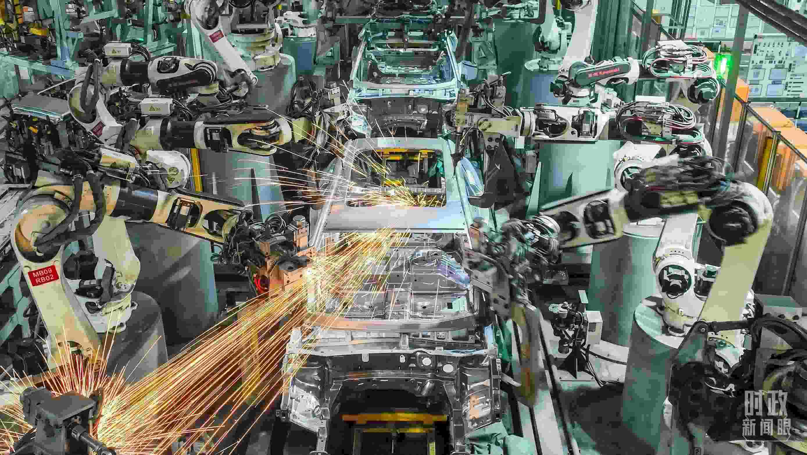  △2024年4月，重慶兩江新區(qū)的一家汽車制造企業(yè)，生產(chǎn)一派繁忙。（圖/視覺中國(guó)）