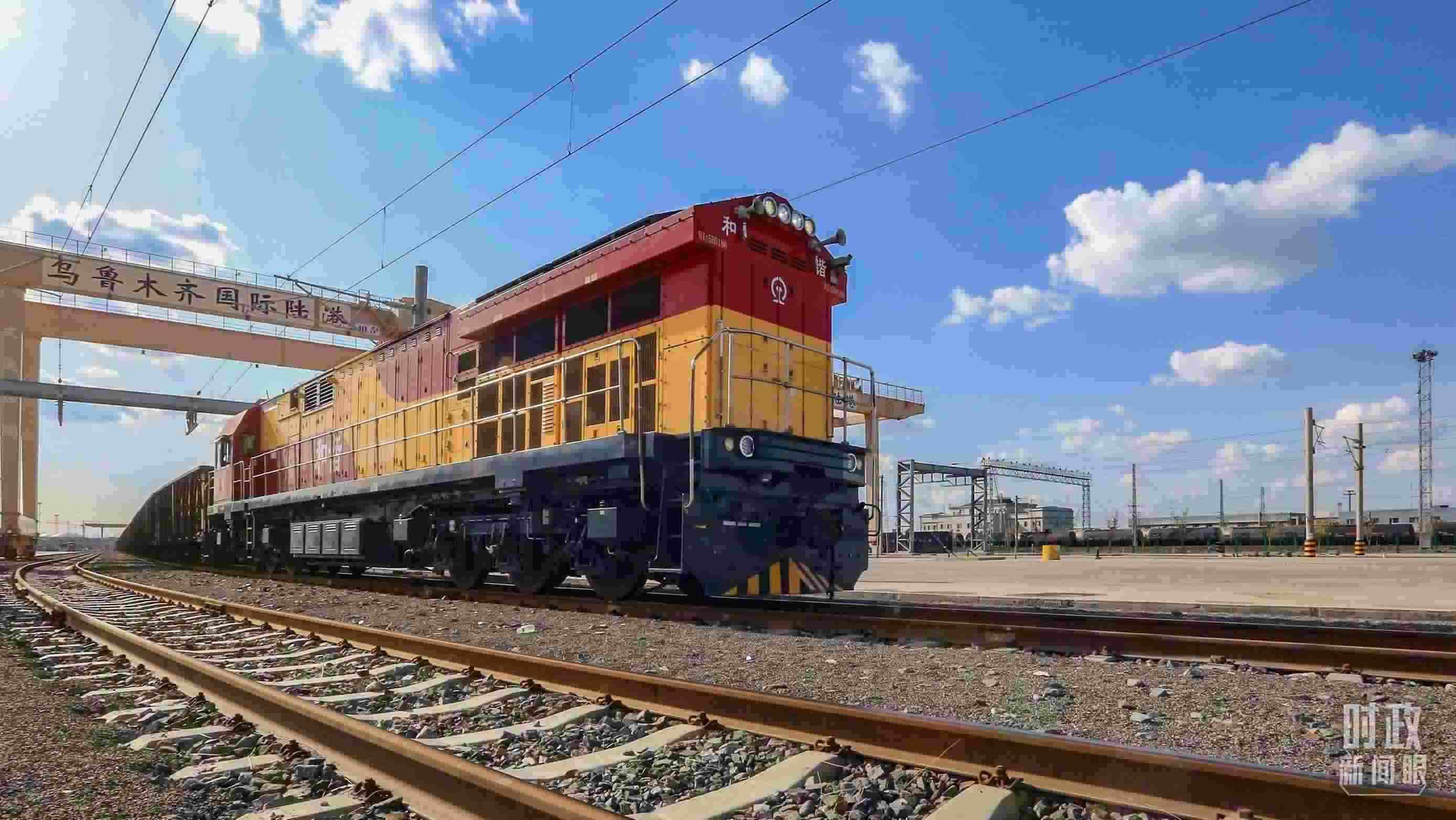 △2024年4月，烏魯木齊國(guó)際陸港區(qū)中歐班列“天山號(hào)”暢行絲路。（圖/視覺中國(guó)）