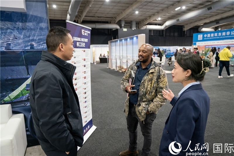 中企工作人員和當(dāng)?shù)厍舐氄呓徽?。希拉茲攝