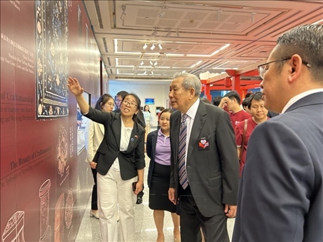 工作人員為泰國前副總理、泰中文化促進委員會主席披尼講解展覽內(nèi)容。中國駐泰國大使館供圖