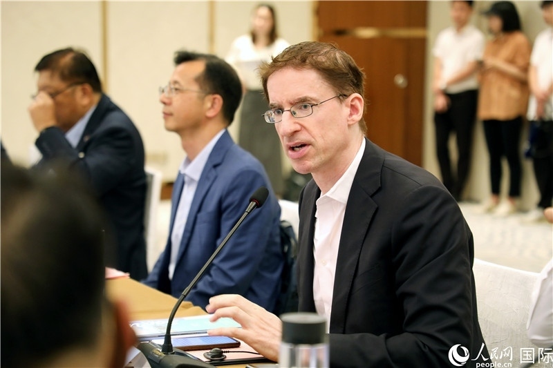 德國(guó)駐廣州總領(lǐng)事魯彥在產(chǎn)業(yè)對(duì)接會(huì)上發(fā)言。人民網(wǎng)記者趙益普攝