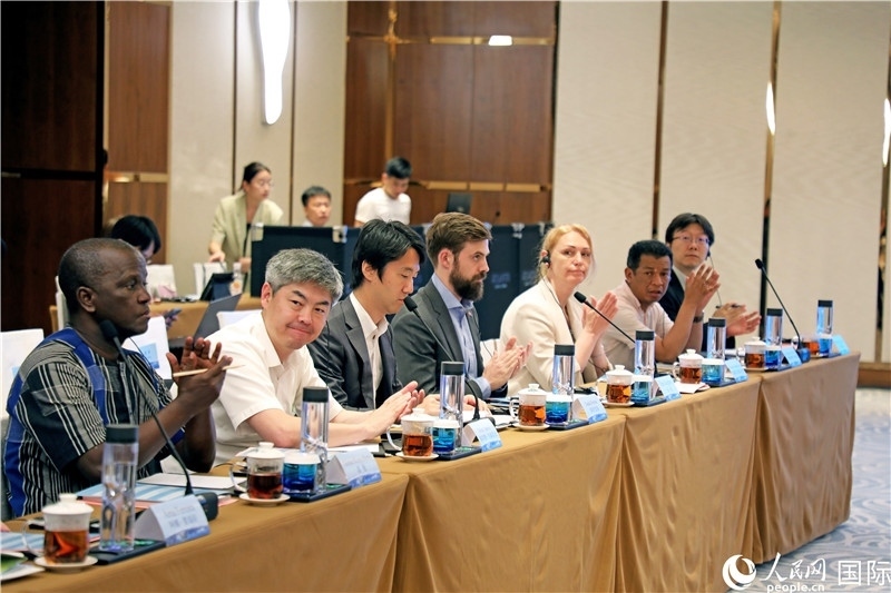 參加產(chǎn)業(yè)對(duì)接會(huì)的各國(guó)駐華使節(jié)。人民網(wǎng)記者趙益普攝