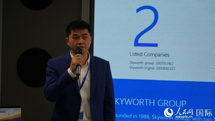 創(chuàng)維南非綠能公司總經(jīng)理倪亮介紹創(chuàng)維的破圈之路。人民網(wǎng) 劉暢攝