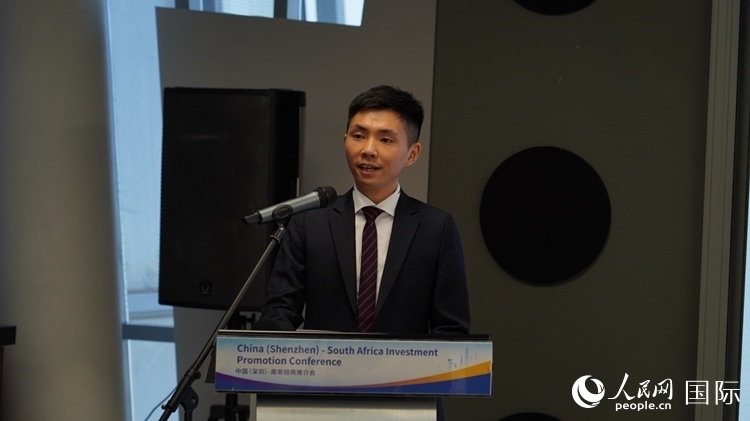 深圳市黃金珠寶首飾行業(yè)協(xié)會副會長李澤鋒介紹深圳市黃金珠寶產(chǎn)業(yè)發(fā)展情況。人民網(wǎng) 劉暢攝