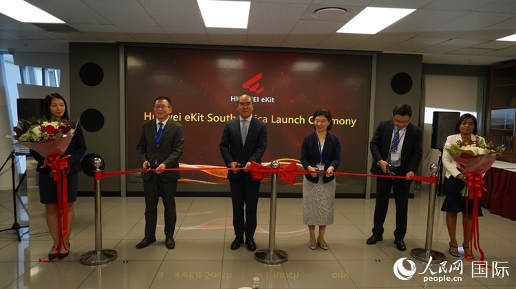 嘉賓出席華為分銷子品牌坤靈出海南非剪彩儀式。 人民網(wǎng) 劉暢攝