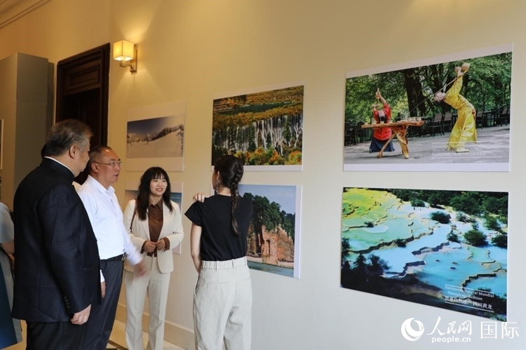 四川省文化和旅游廳副廳長王成平、墨西哥松林文化中心展覽部主任盧西亞·恩里克斯·岡薩雷斯·薩拉維亞、墨西哥中國文化中心主任石岳文參觀圖片展。拍攝者為墨西哥分社外籍雇員埃內(nèi)斯托·多明戈斯