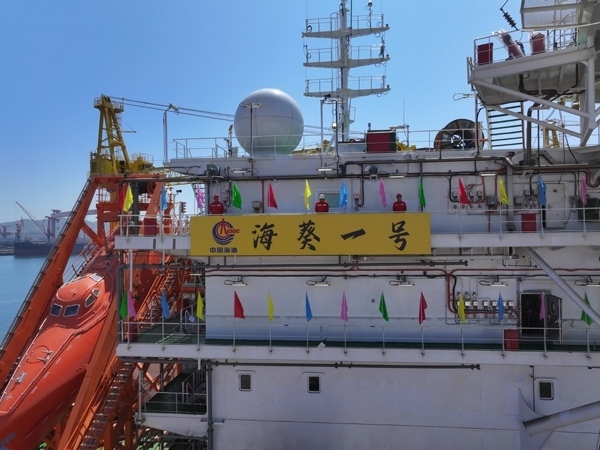 亞洲首艘圓筒型FPSO“?？惶?hào)”建造完工。韓慶攝