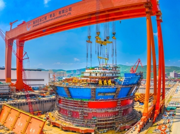 “海葵一號(hào)”通過雙龍門吊進(jìn)行總裝。侯憲鵬攝