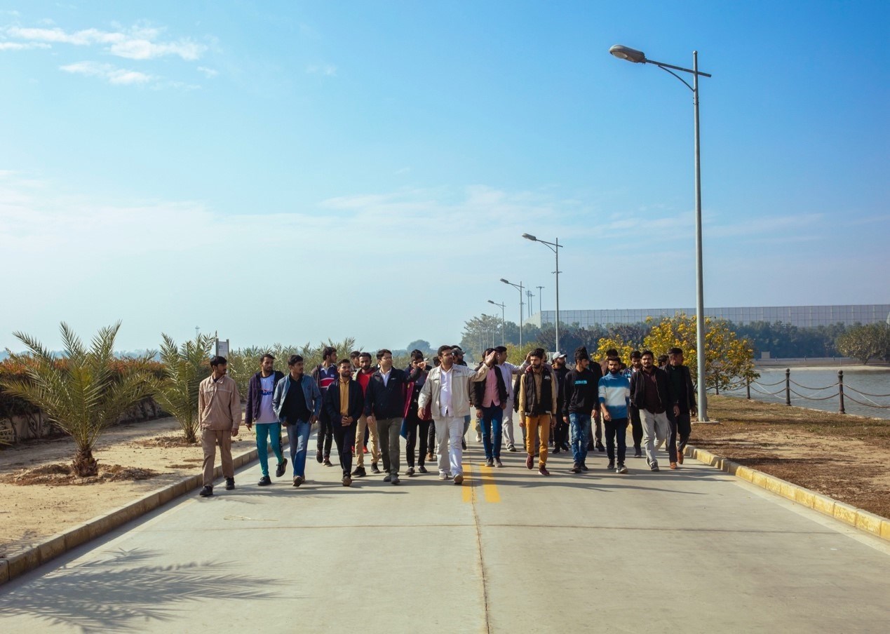 職業(yè)技校學(xué)員參觀中巴經(jīng)濟(jì)走廊薩希瓦爾電站。中國華能薩希瓦爾電站 供圖