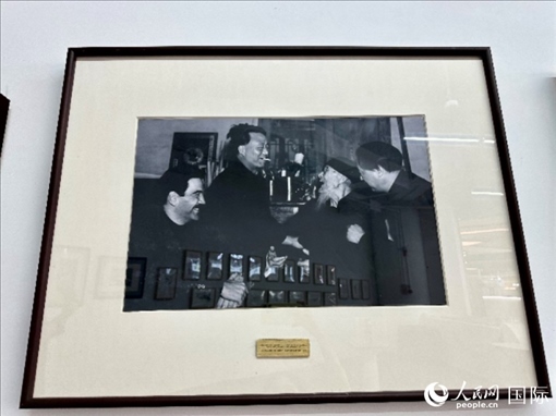 萬徒勒里（左一）與艾青、蕭三、齊白石的老照片。人民網(wǎng)記者 周雨攝