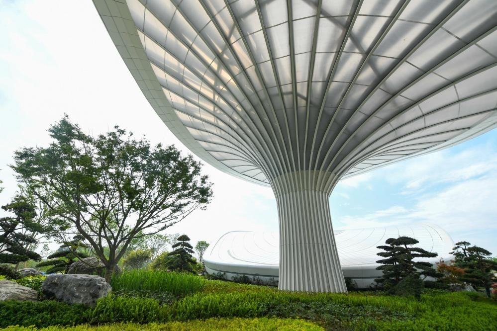 這是2024年4月22日拍攝的成都世園會主會場入口處的“芙蓉花”底部，它兼具收集雨水、循環(huán)利用的功能。新華社記者 王曦 攝