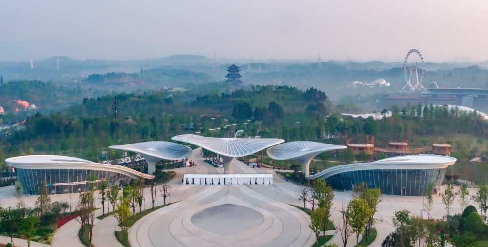 這是成都世園會主會場入口（無人機(jī)照片，2024年4月14日攝）。新華社記者 江宏景 攝