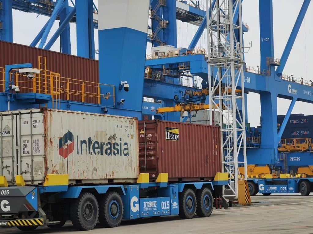 在欽州自動化集裝箱碼頭，智能導(dǎo)引運(yùn)輸車在運(yùn)送集裝箱。新華社記者趙歡 攝