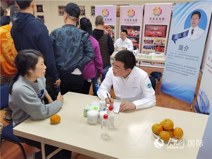 中醫(yī)專家為當(dāng)?shù)厝A僑華人提供中醫(yī)咨詢和診療服務(wù)。 （本報(bào)記者 楊謳 攝）