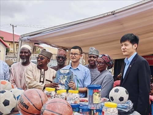 中尼友誼示范校物資捐贈。駐尼日利亞使館供圖