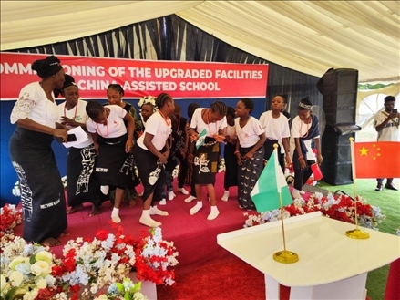 師生們載歌載舞。駐尼日利亞使館供圖