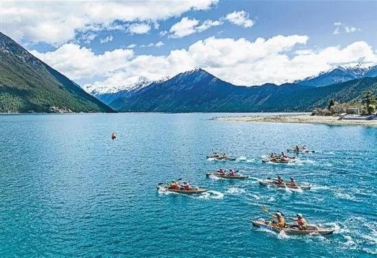 2024年4月20日，2024年巴松措國際漂流公開賽的選手在比賽中。 新華社記者 孫非攝