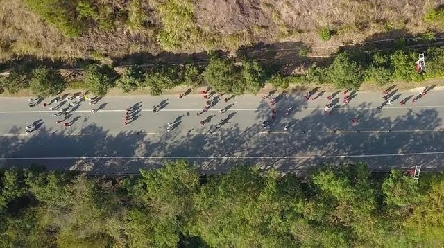 1月6日，健身愛好者在徒步活動(dòng)中（無人機(jī)照片）。新華社記者 黃國保攝