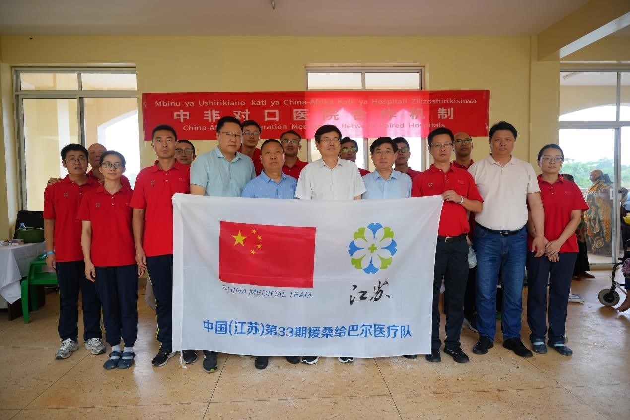 揚(yáng)州市衛(wèi)健系統(tǒng)代表團(tuán)和醫(yī)療隊(duì)在義診現(xiàn)場(chǎng)合影。中國(guó)援桑醫(yī)療隊(duì)供圖