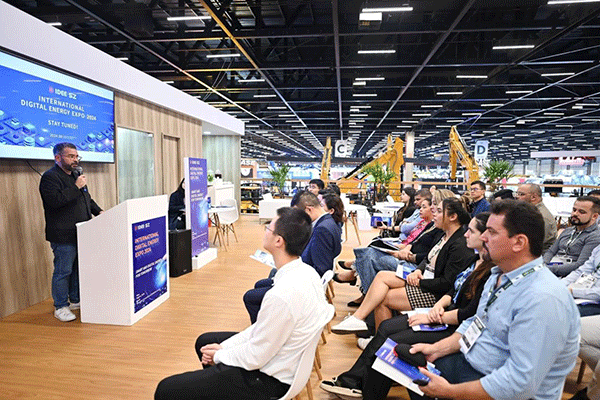 當?shù)貢r間4月26日，深圳市發(fā)展和改革委員會在巴西圣保羅國際工程機械及礦山機械展上舉行專題推介會，介紹將于今年下半年在深圳市舉辦的2024國際數(shù)字能源展。 2024國際數(shù)字能源展組委會供圖