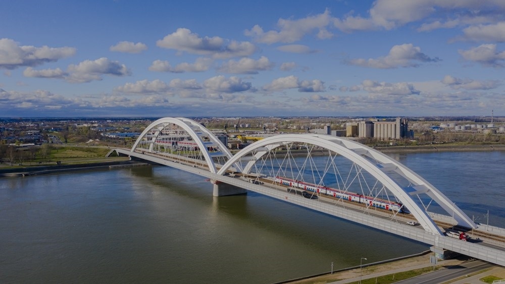 2024年3月12日，一列火車運(yùn)行在匈塞鐵路塞爾維亞境內(nèi)貝諾段諾維薩德多瑙河大橋上（無人機(jī)照片）。新華社發(fā)（任衛(wèi)云攝）