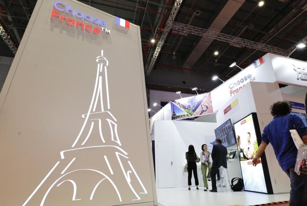 2019年11月5日，第二屆中國國際進(jìn)口博覽會在上海國家會展中心開幕。這是參觀者走過法國國家館。新華社記者 張玉薇 攝