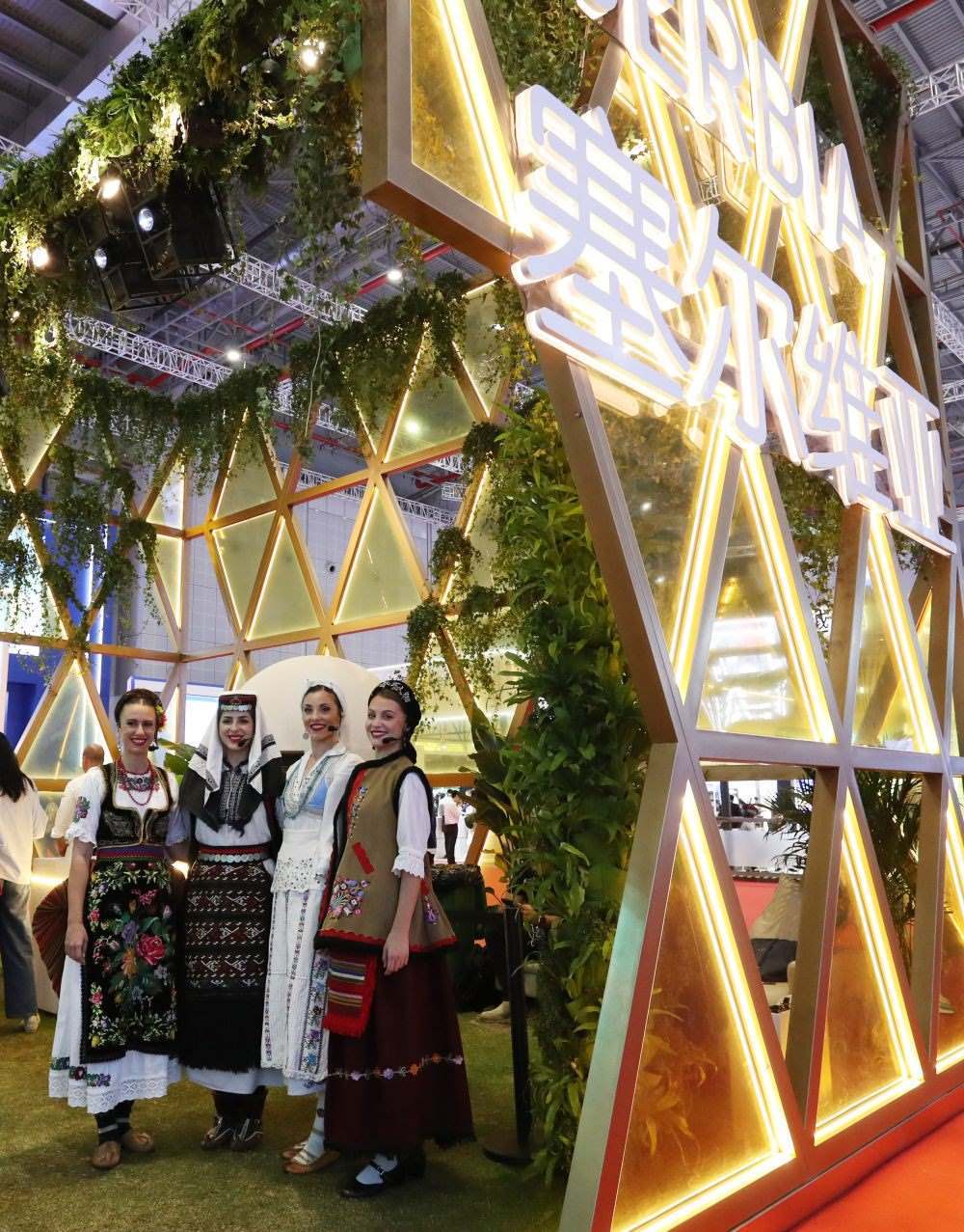 2023年11月6日，身著傳統(tǒng)服飾的演職人員在上海進(jìn)博會國家展塞爾維亞展臺迎接參觀者。第六屆進(jìn)博會國家展全面恢復(fù)線下舉辦，洪都拉斯、塞爾維亞、越南、南非、哈薩克斯坦作為本屆進(jìn)博會主賓國在國家展亮相。新華社記者 方喆 攝