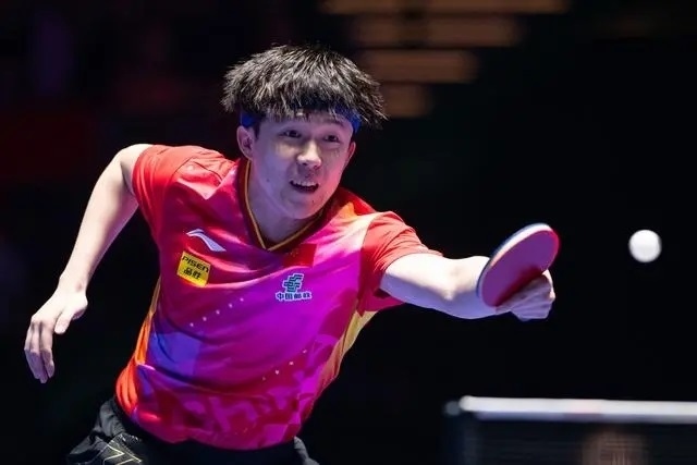 2024年4月15日，王楚欽在澳門世界杯比賽中回球。新華社記者 張金加攝