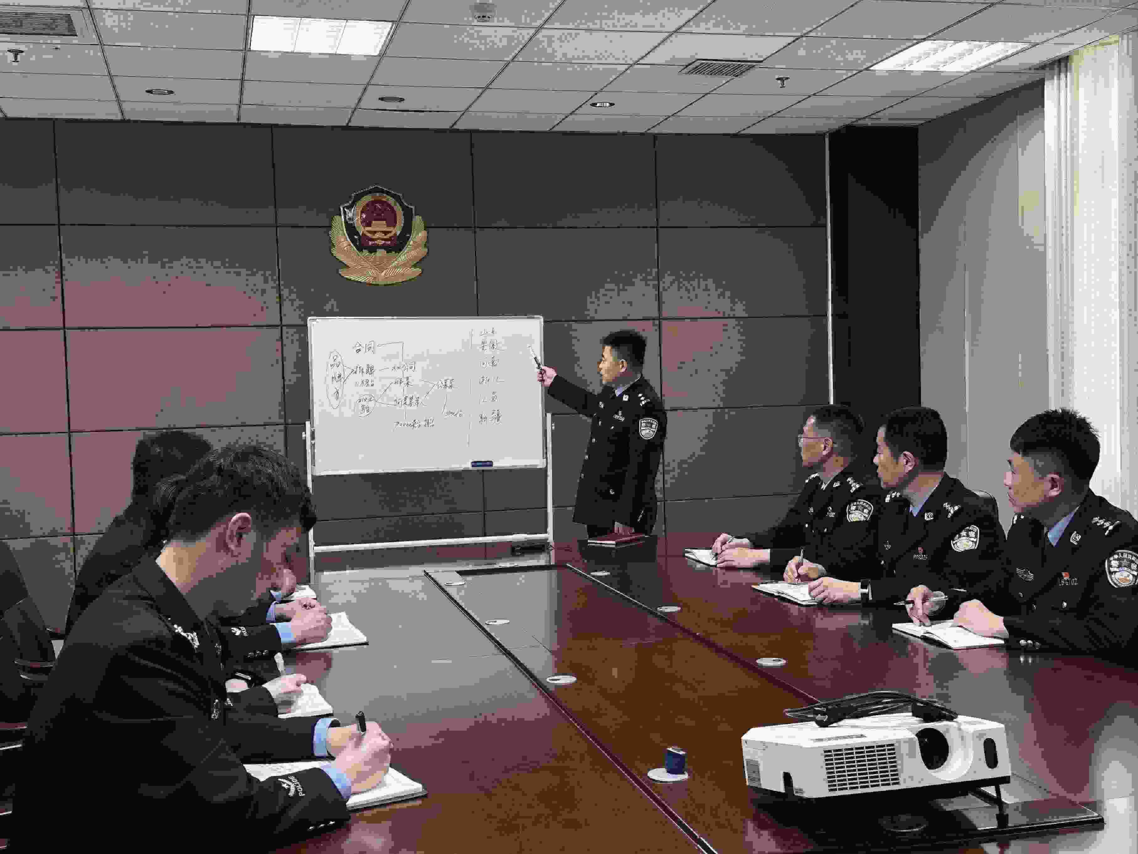 專案組辦案民警介紹案情。人民網(wǎng)記者 郝萍攝