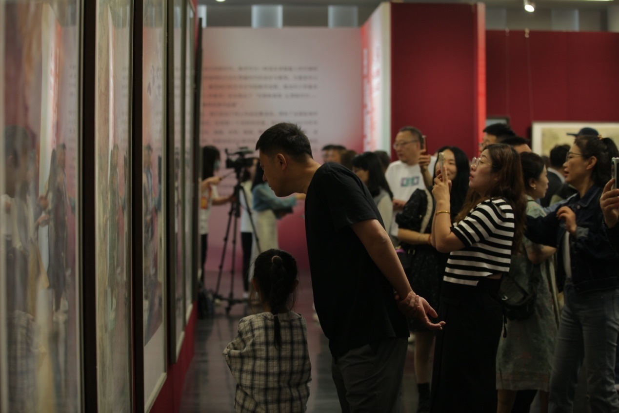 嘉賓及教研員、教師代表參觀展覽。主辦方供圖