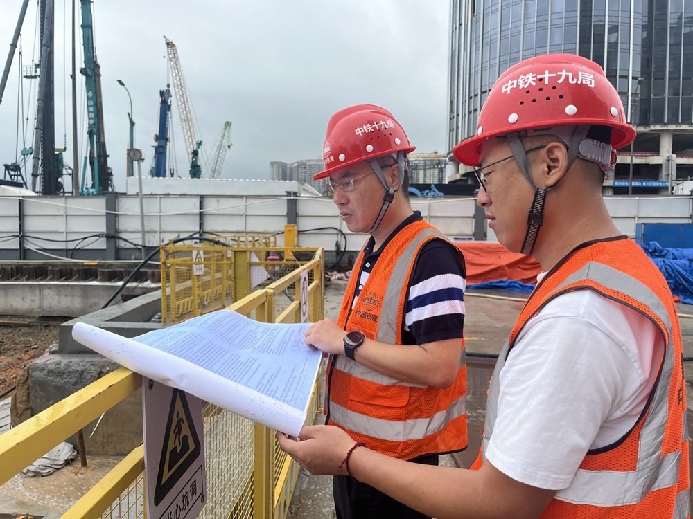2024年4月26日，深圳市五一勞動(dòng)獎(jiǎng)?wù)芦@得者、中鐵十九局軌道公司項(xiàng)目副經(jīng)理夏荔（左）在穗莞深城際鐵路前皇段皇崗口岸站建設(shè)現(xiàn)場(chǎng)忙碌。新華社發(fā)