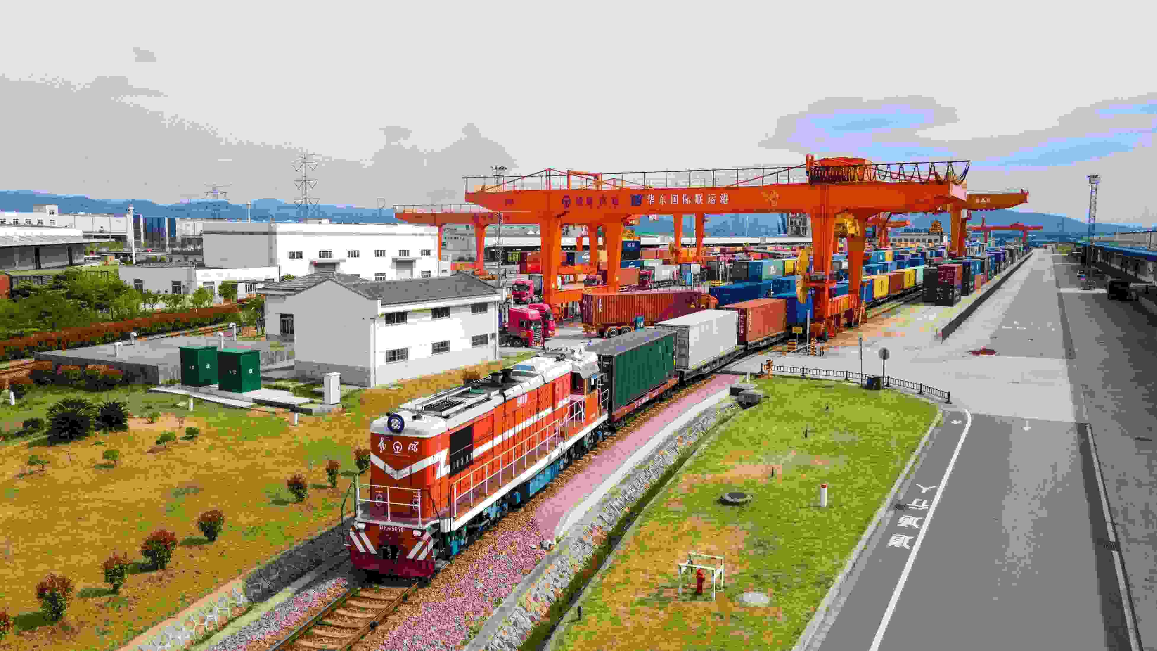 △2024年4月1日，浙江省金華華東國際聯(lián)運港，一列中歐班列裝載110個標箱日用百貨、電動工具、機械裝備等貨物從鐵路金華南貨場啟程駛往匈牙利布達佩斯。